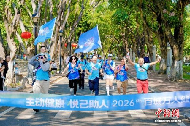 10月14日，“爱在岭南 同心守护”第六届百城万人健心跑公益活动在东莞旗峰公园温情开跑。主办方供图