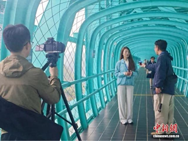 图为采访团记者打卡花江峡谷大桥。主办方供图