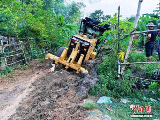 茶胶省博雷莎县大元村原始道路地貌。刘豪 摄