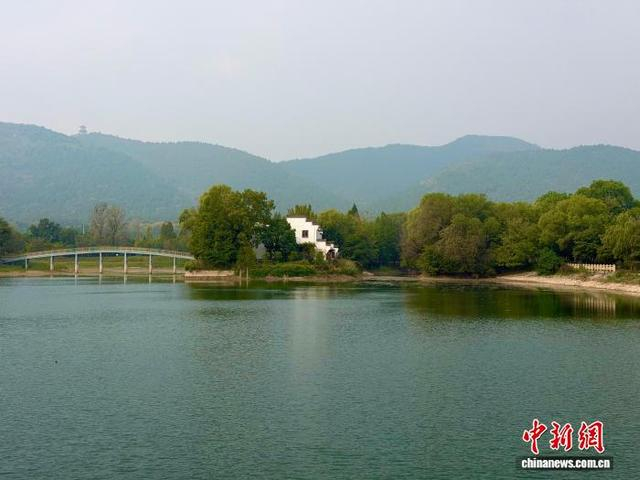 10月13日，位于宿州市埇桥区的五柳风景名胜区景色怡人。中新社记者 储玮玮 摄