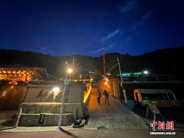 10月13日晚，甘肃甘南藏族自治州迭部县达拉乡高吉村红色文化与藏乡民俗融为一体。冯志军 摄