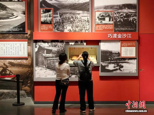 10月14日，民众在中国工农红军第二方面军长征出发地纪念馆驻足参观。 张雪盈 摄