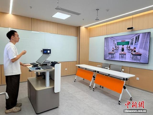 AI微格教学室增强型教室内，配备可模拟9种学生性格的AI智能体，帮助执教者锤炼临场互动与教学调控能力。 马芙蓉 摄
