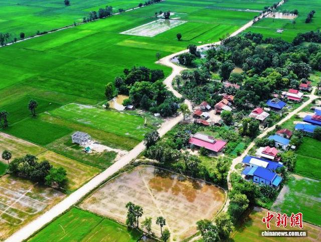 沿着大元村等村庄聚集区而建的新道路。刘豪 摄