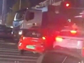 江西一“老头乐”多次撞击警车，警方：驾驶员操作不当，与一辆小汽车发生碰撞，逃离后又接连撞倒电动车，并与警车发生碰撞