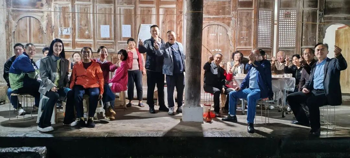 ▲王青丽一家和老家亲戚合影 受访者供图