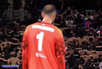 多纳鲁马在连丢3球后，无奈望着老东家巴黎球迷跳波兹南舞