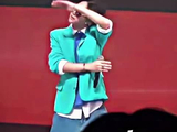 现实中的他看起来乖乖男，在舞台上跳出了海王的气势 @王一博·YIBO