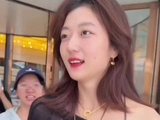 孙千回应粉丝逛公园询问，低头笑称不好意思