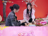 柳岩打电话向妈妈借钱，妈妈独自坐火车探望确认平安