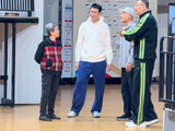 独一档的热爱！今天辽宁青年队与沈阳二中内部教学赛，老帅蒋兴权来到现场观战