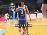 陈盈骏和崔永熙逗趣互动，中国男篮日常太欢乐