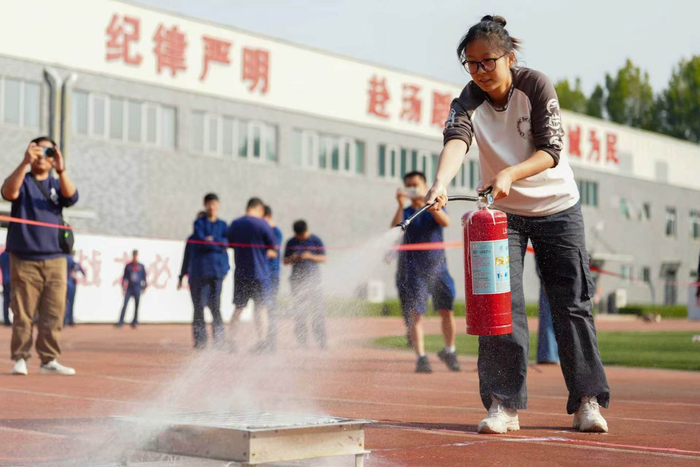 选手使用灭火器灭火。  海淀消防供图