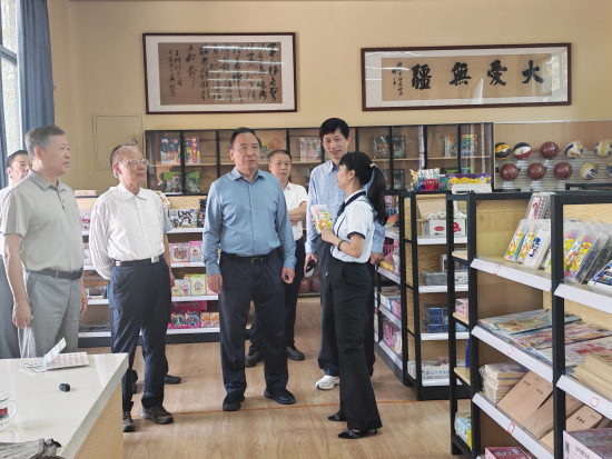 图为与会领导嘉宾参观古田中心小学成翘书院爱心驿站“五老”关爱工作室。