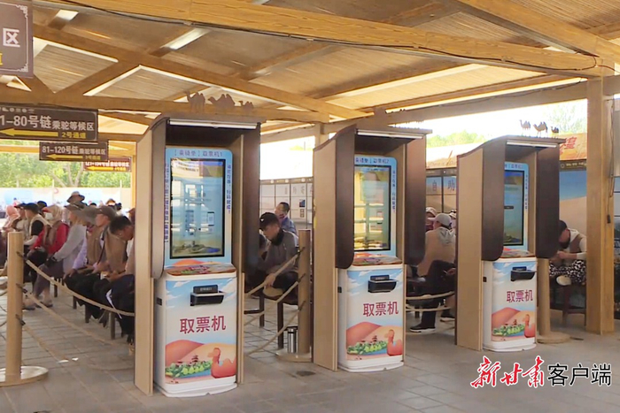       游客在鸣沙山月牙泉景区骆驼乘骑区凉棚下等候。本文图片均由新甘肃·甘肃日报记者 董文龙摄