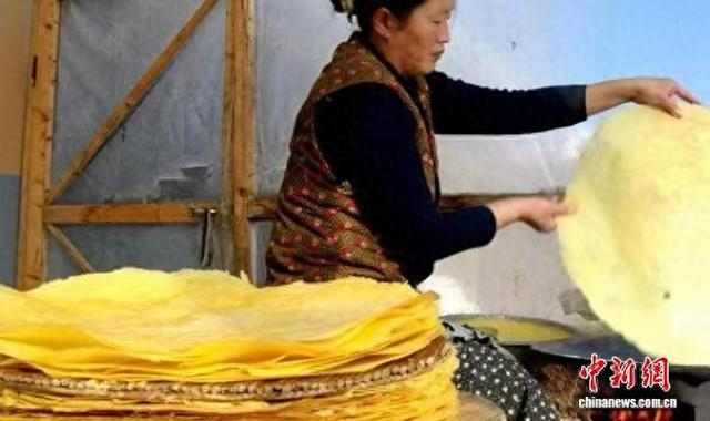 村民制作煎饼。 蛟河市融媒体中心供图