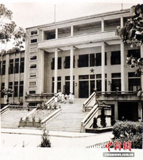 1954年5月竣工的五山老馆被收入国家建筑工程部建筑科学研究院主编的《建筑十年》画册。华南理工大学供图