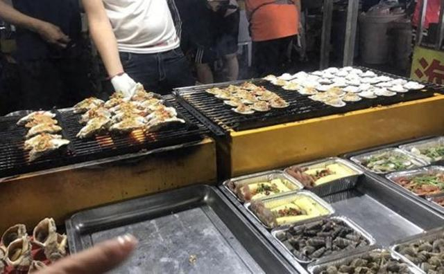 通辽市夜市小吃。美峰 摄