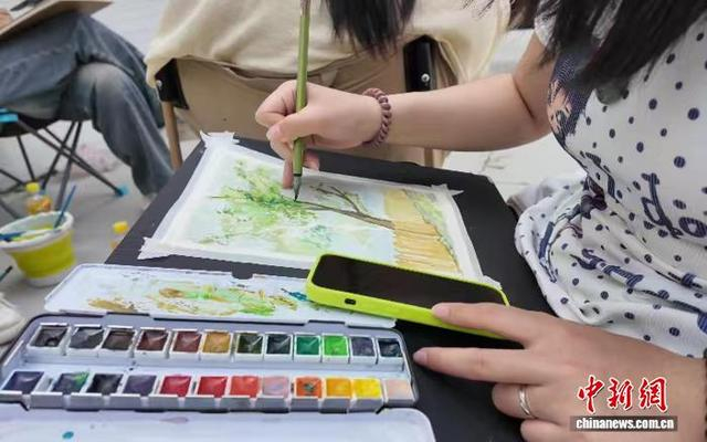 大学生在村庄里写生。 蛟河市融媒体中心供图
