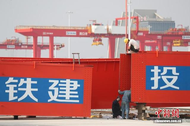 图为工人们在铁路专用线站台上安装龙门吊。刘俊涛 摄 