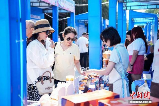 会场之外，一场鲜香四溢的海味展销同步开启，吸引采购商、渠道商、游客驻足品鉴、洽谈对接。东山县融媒体中心供图