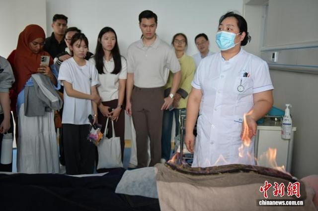 图为留学生在安徽省中医院传承创新大楼内参观火龙灸。中新网记者 储玮玮 摄