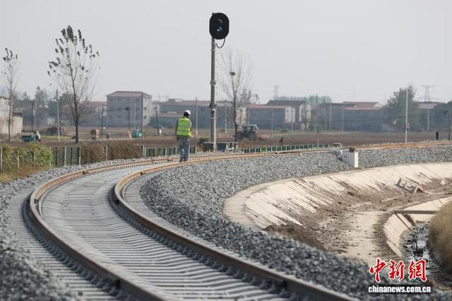 图为铺设好的铁路专用线。刘俊涛 摄 