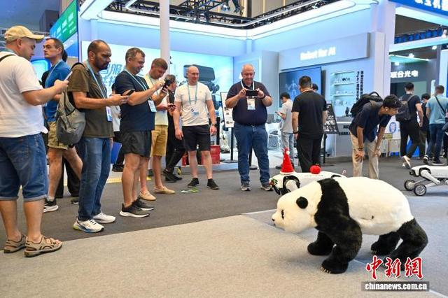 图为一款“熊猫”四足机器人吸引境外采购商。中新社记者 陈骥旻 摄 