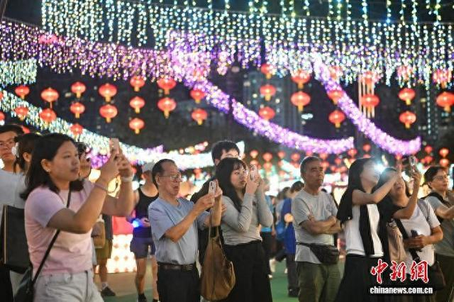 9月17日，香港中秋彩灯会正式开幕，吸引众多市民与游客赏灯迎中秋。 中新社记者 李志华 摄