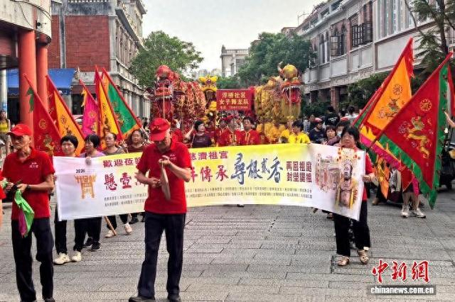 10月15日下午，来自台湾20多家宫庙的逾300名信众组成进香队伍，行走在福建泉州中山路。中新社记者 孙虹 摄
