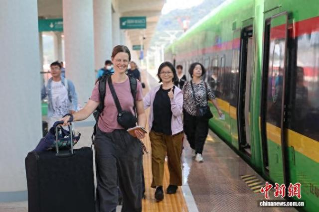 10月9日，旅客走在中老边境磨憨铁路口岸站台上。卫海林 摄