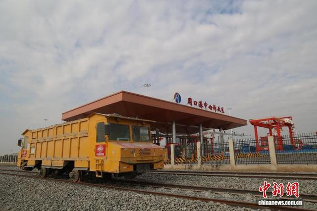 图为铁路工程专用车运输道砟碎石。刘俊涛 摄 