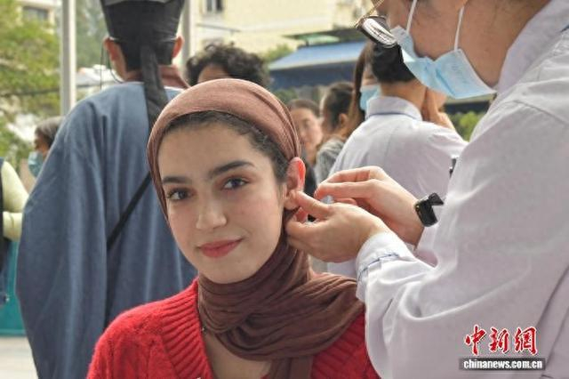 图为活动现场外国留学生体验耳穴压豆。中新网记者 储玮玮 摄