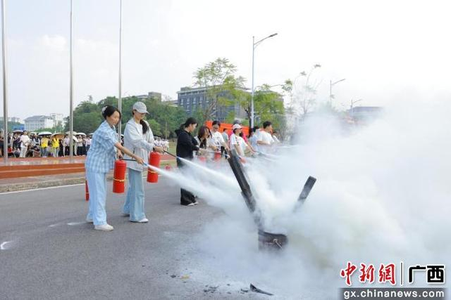 图为师生代表上台体验灭火操作。 广西金融职业技术学院 供图