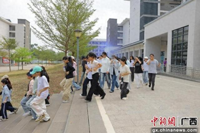 图为逃生疏散演练现场。广西金融职业技术学院 供图