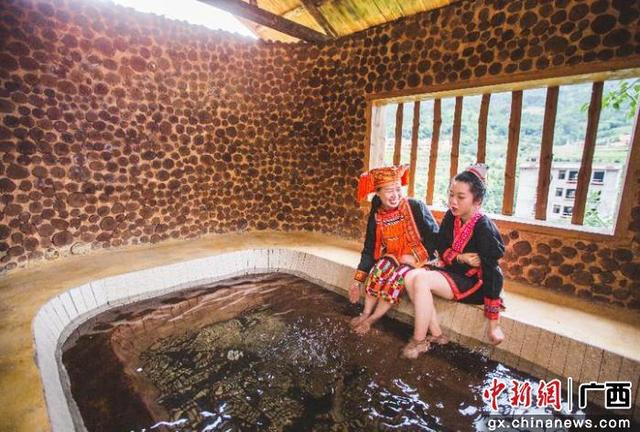图为瑶族妇女体验瑶浴。金秀融媒体中心供图