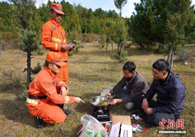 图为指战员提醒群众不可野外用火。索朗达杰 摄