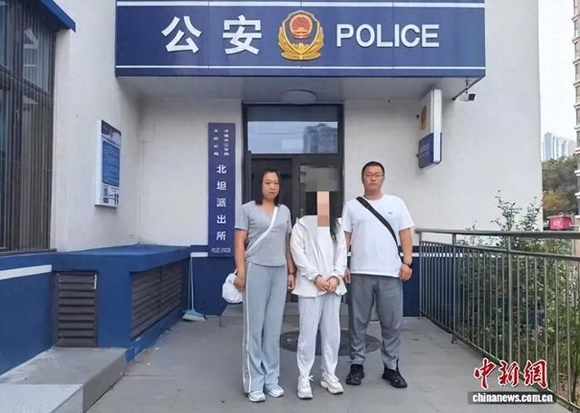 霍林郭勒经侦民警在济南抓获注册空壳公司犯罪嫌疑人。　官方供图