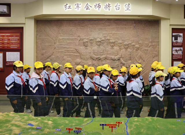 9月22日，小学生们在将台堡红军长征会师纪念园的三军会师纪念馆内参观。新华社记者 刘昀 摄