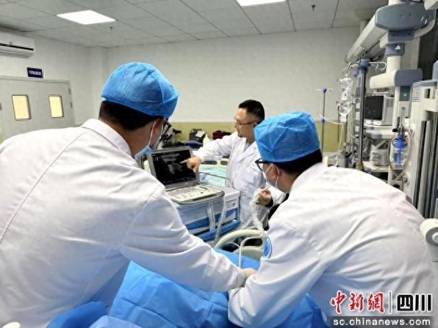抢救重症患者现场。卫加勋 摄