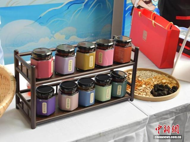 图为活动现场的各类膏方。中新网记者 储玮玮 摄