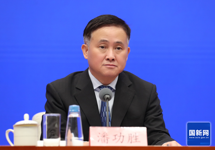 潘功胜 资料图 图源：国新网