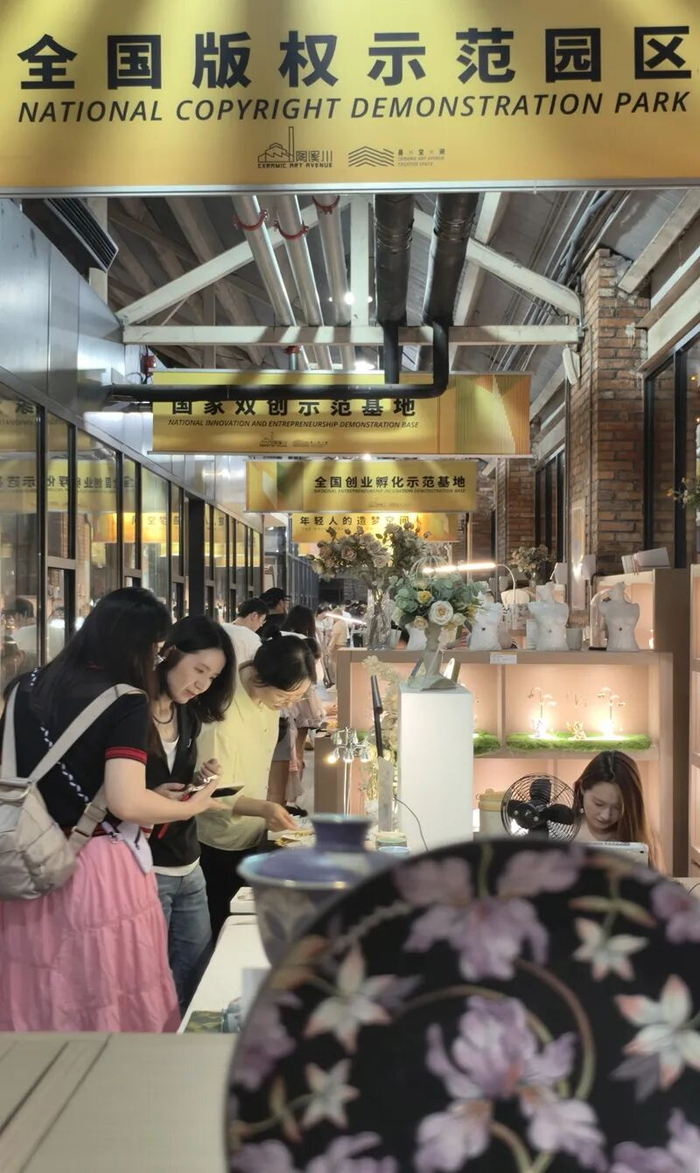 陶溪川创意集市上，游客挑选手工瓷器。新华网安雪晴 摄