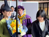 徐克获颁香港演艺学院荣誉博士 林青霞到场献花祝贺