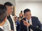 杨鸣杜锋咪咕同台解说CBA揭幕战，赛前化妆间握手致意