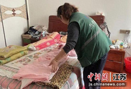 助老员为老人整理房间。盐城经开区党政办 供图