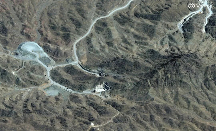 　　▲当地时间2026年3月7日，伊朗纳坦兹，卫星图像显示镐山附近山区隧道群的道路及挖掘作业全貌 图据视觉中国