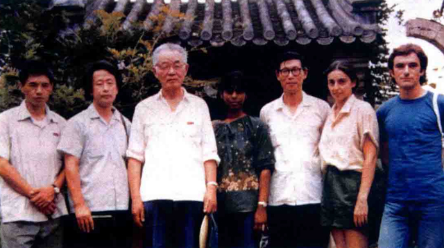张岱年与留学生等合影，右三为楼宇烈。北京大学微信公众号 图