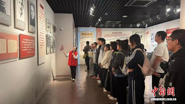 10月16日，石家庄市第二中学学生参观西柏坡纪念馆。 董全柱 摄