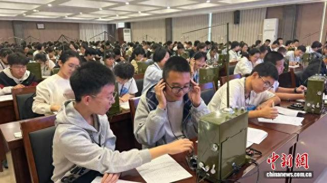 10月16日，“我的赶考行”西柏坡主题红色研学活动中，石家庄市第二中学学生体验模拟发电报。 董全柱 摄